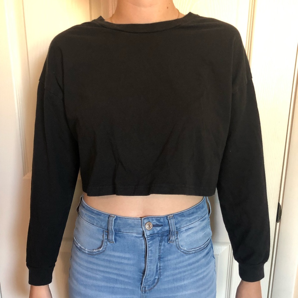 Black longsleeve crop top